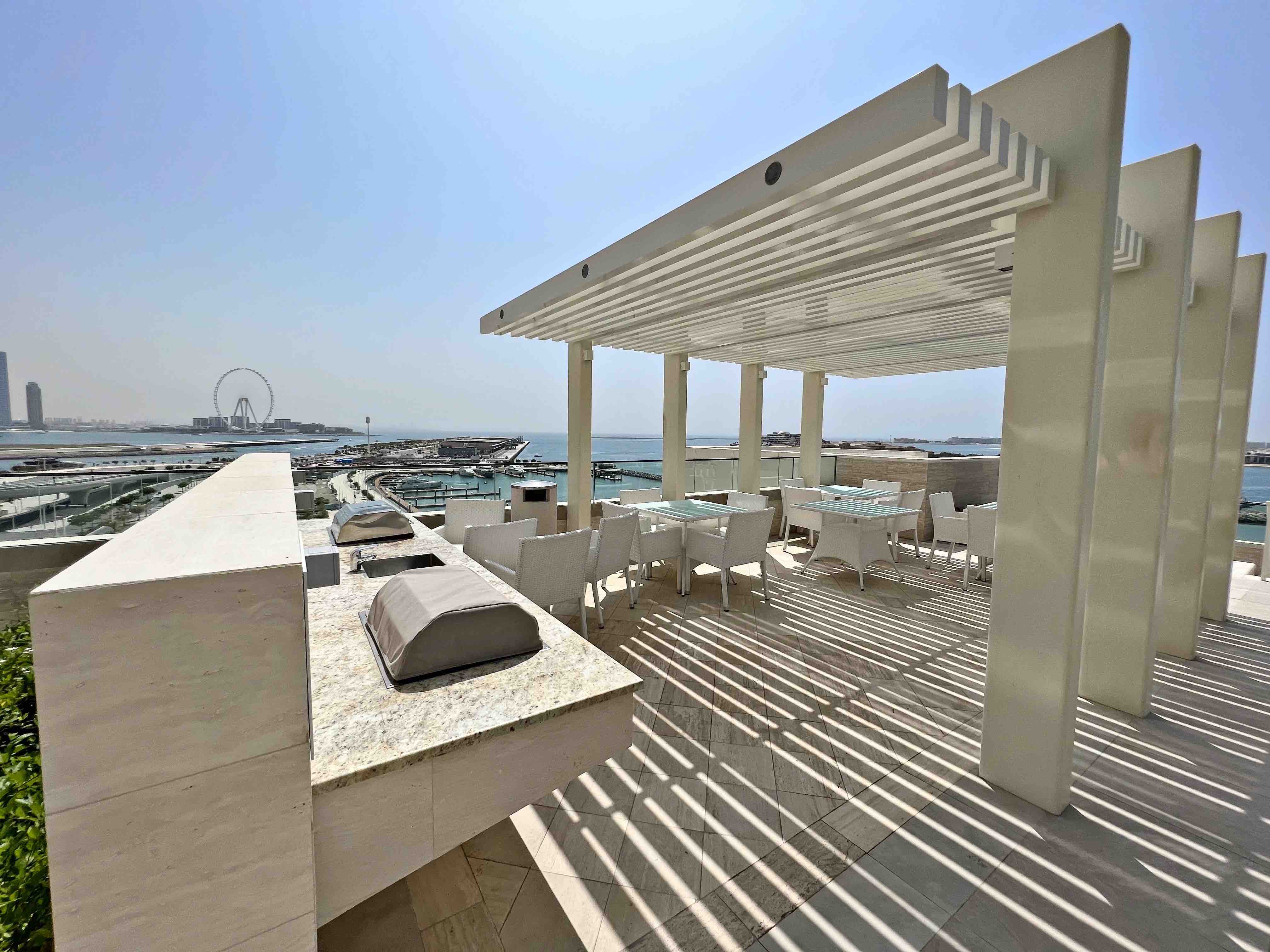 mesto dlya BBQ v Beach Vista Dubaj Harbour