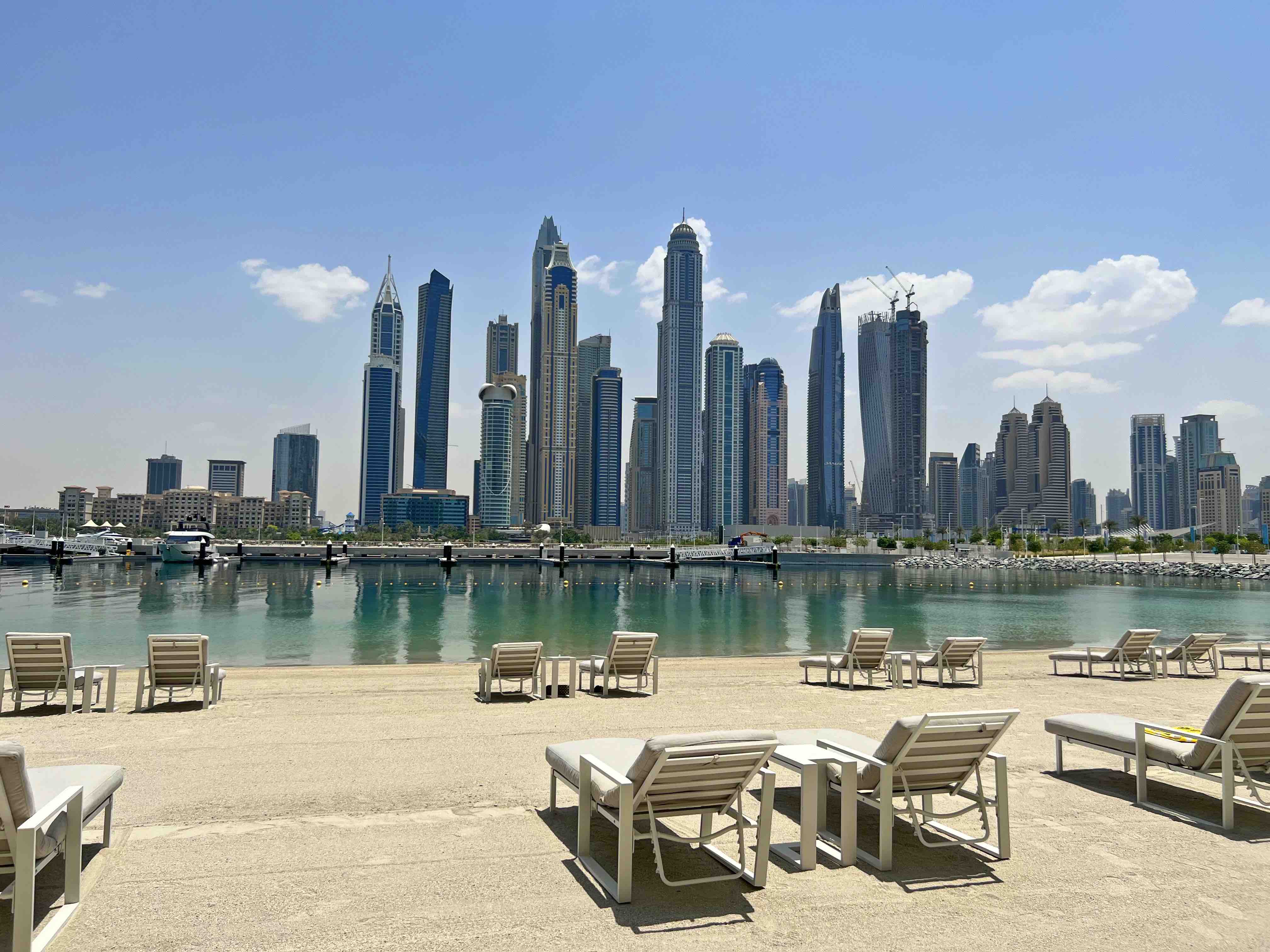 Vid na Dubaj Marinu s plyaja Dubai Harbour
