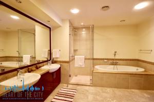 Bathroom in holiday apartment in Fairmont Residence at Palm Jumeirah Dubai