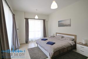 Master Bedroom in apartment for short-term rent in sadaf jbr dubai