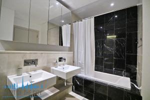 Bathroom in vacation apartment for short stay in The 8 at the Palm Jumeirah Dubai