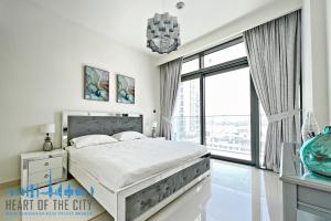 Bedroom in Apartment for short-term rent in Beach Vista in Dubai Harbour